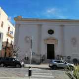 L�edificio sorge in corso Garibaldi 55, nel borgo antico. La bianca facciata, in stile neoclassico, � solcata da quattro paraste che terminano in altrettanti capitelli ionici...